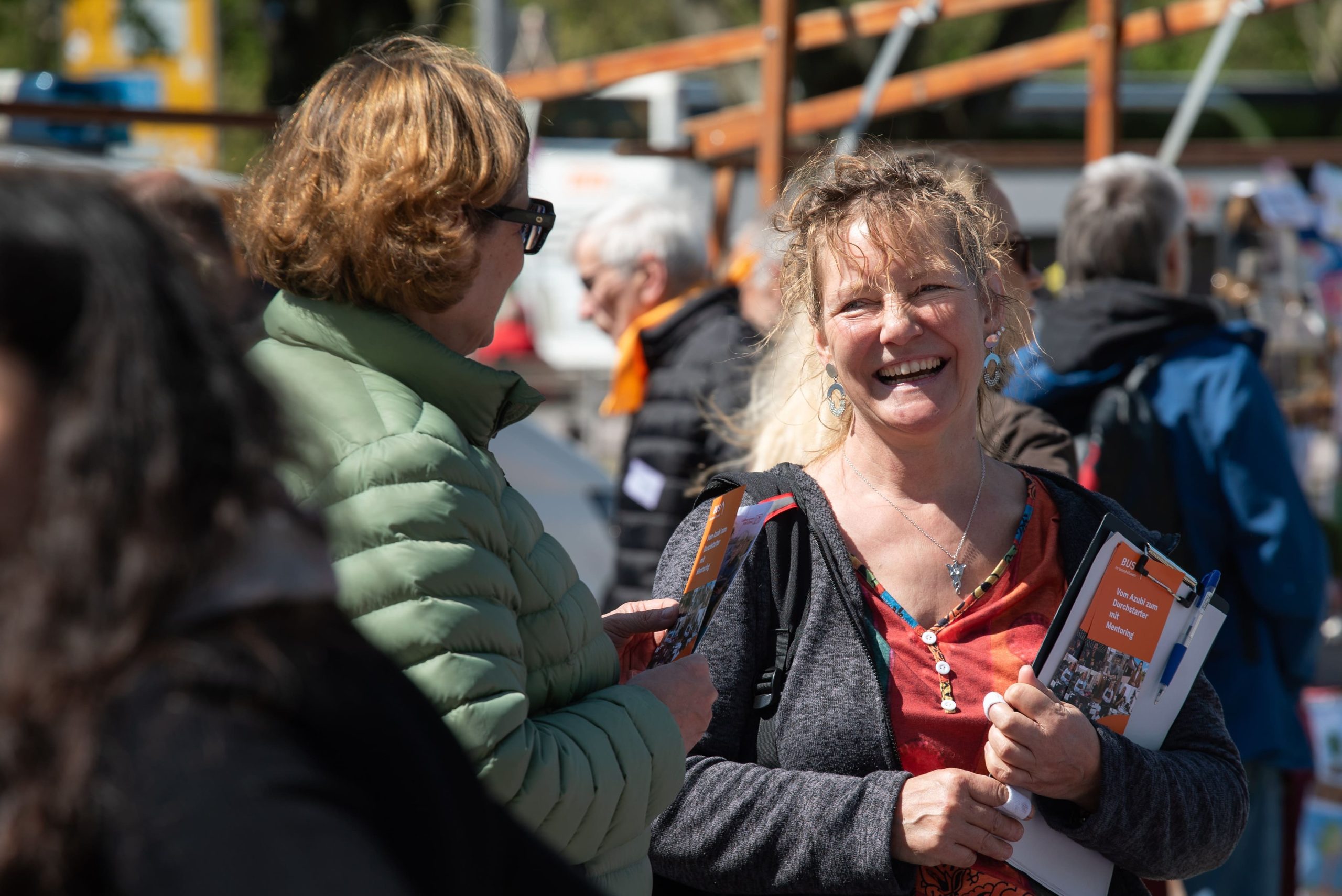 Heike Wiedicke lächelnd im Gespräch